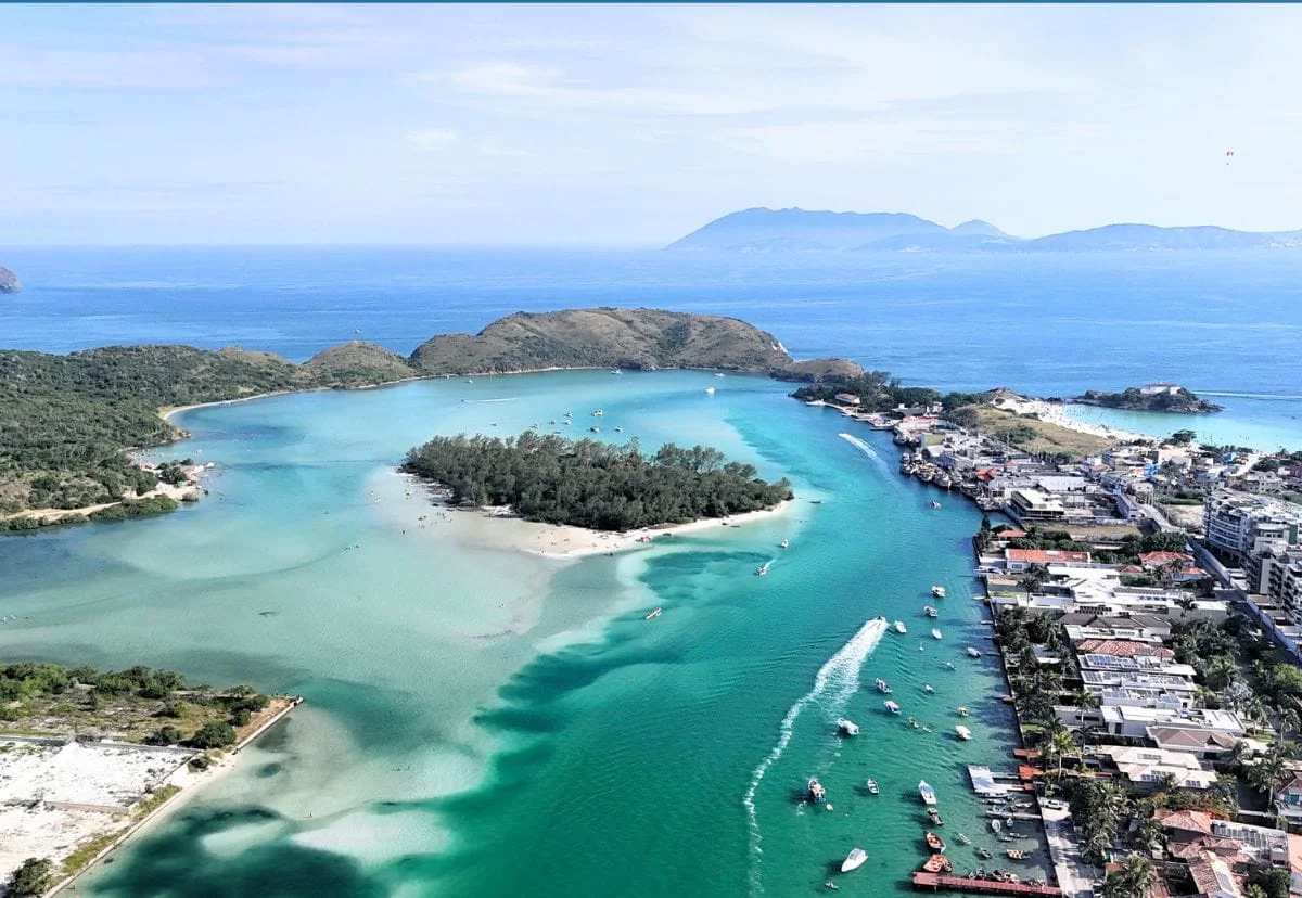 Vista aérea da Ilha do Japonês em Cabo Frio com águas cristalinas e acesso de barco