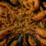 Mesa com moqueca fumegante no Restaurante da ponte, um dos melhores restaurantes em Cabo Frio em 2025.