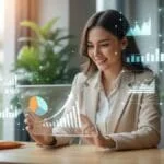 Afiliado observando gráficos de vendas em tablet com hologramas de IA e pacotes da Shopee ao redor, simbolizando sucesso.